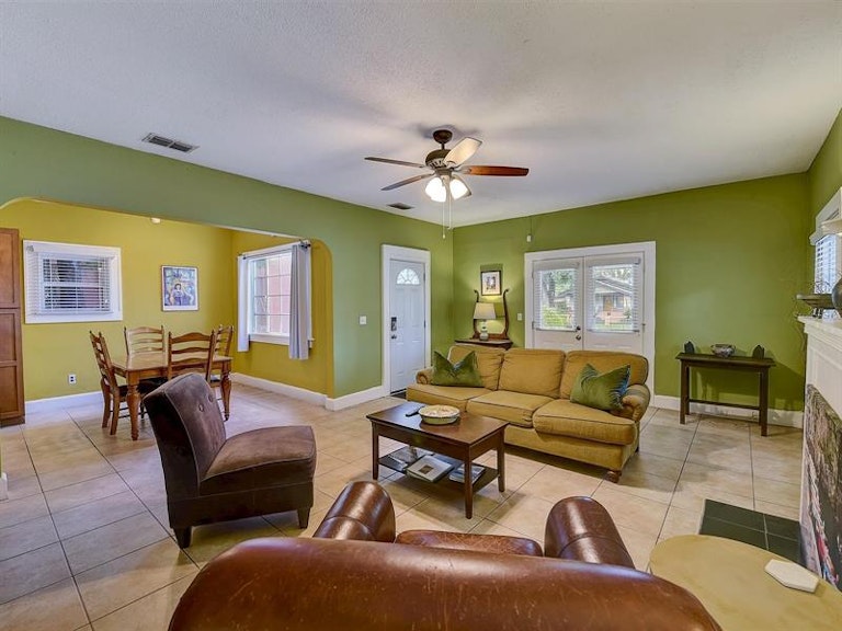 Photo 10 of 42 - 2010 Burlington Ave N, Saint Petersburg, FL 33713