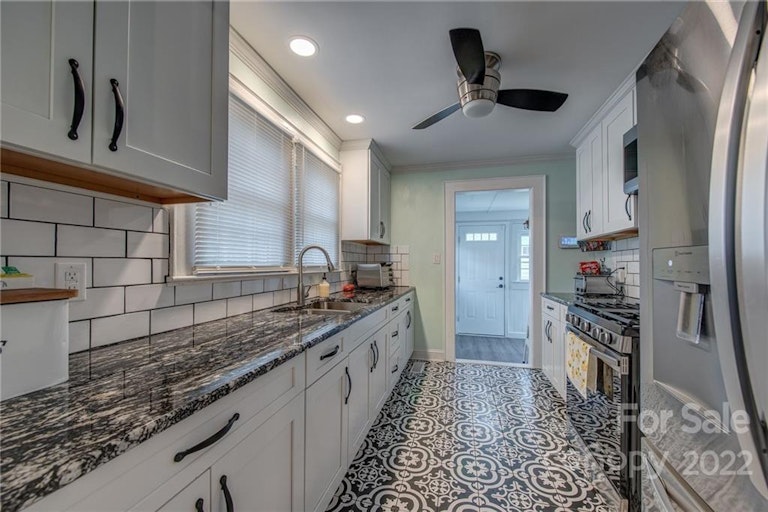 Photo 11 of 22 - 502 W Trade St, Dallas, NC 28034