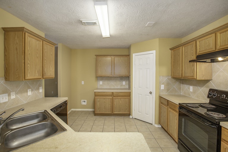 Photo 2 of 17 - 15022 Sunset Villa Ct, Humble, TX 77396