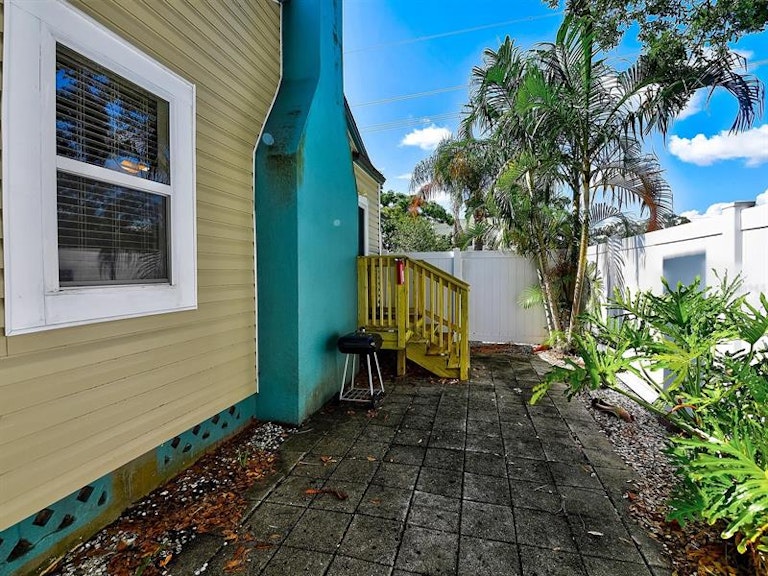 Photo 31 of 42 - 2010 Burlington Ave N, Saint Petersburg, FL 33713