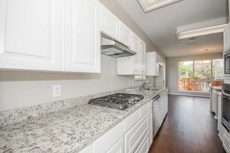 Photo 12 of 32 - 3922 Bach Blvd, Carrollton, TX 75007