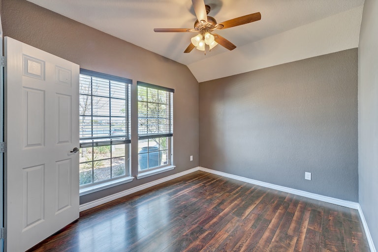 Photo 15 of 25 - 5532 Chinkapin Ln, Fort Worth, TX 76244