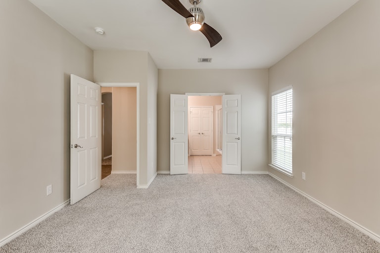 Photo 16 of 28 - 905 Charleston Ln, Savannah, TX 76227