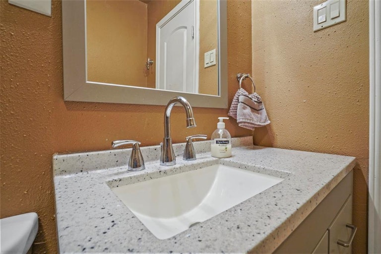 Photo 13 of 29 - 612 Highland Dr, Arlington, TX 76010
