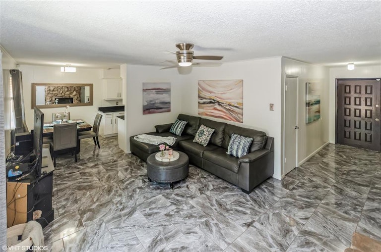 Photo 11 of 31 - 13102 Twin Oaks Dr, Balch Springs, TX 75180