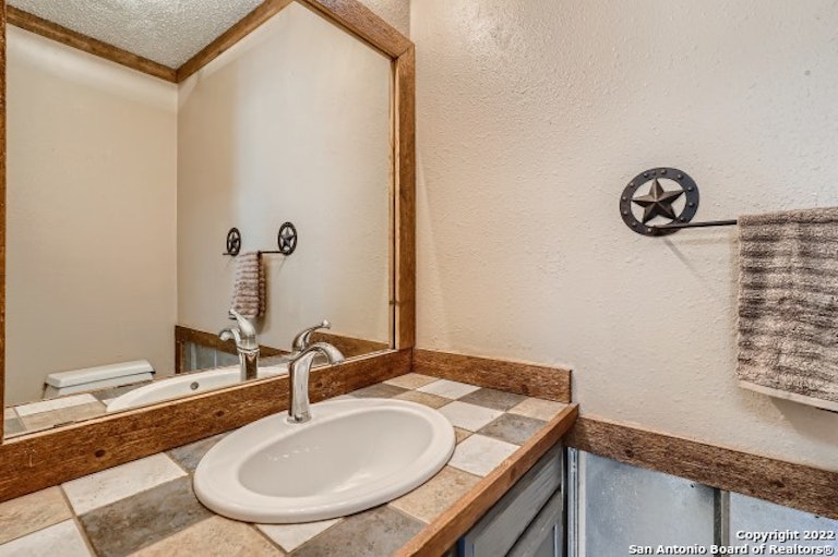 Photo 28 of 38 - 1122 Crescent Hill Dr, San Antonio, TX 78253