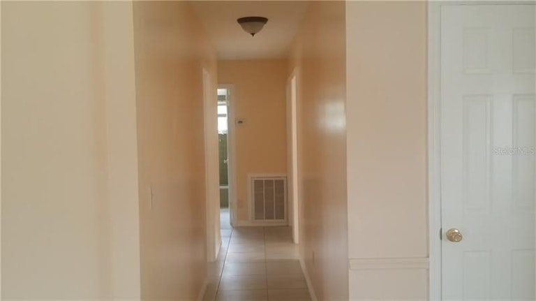 Photo 7 of 22 - 1815 Lithia Pinecrest Rd, Valrico, FL 33596