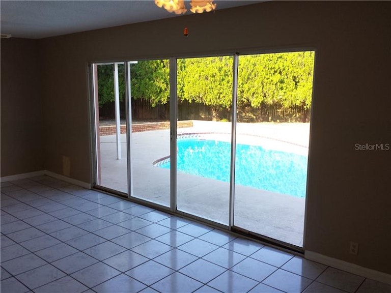 Photo 4 of 25 - 512 Limetree Dr, Oldsmar, FL 34677