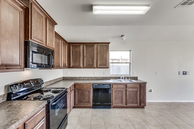 Photo 7 of 18 - 2508 Cumberland Trl, Balch Springs, TX 75181