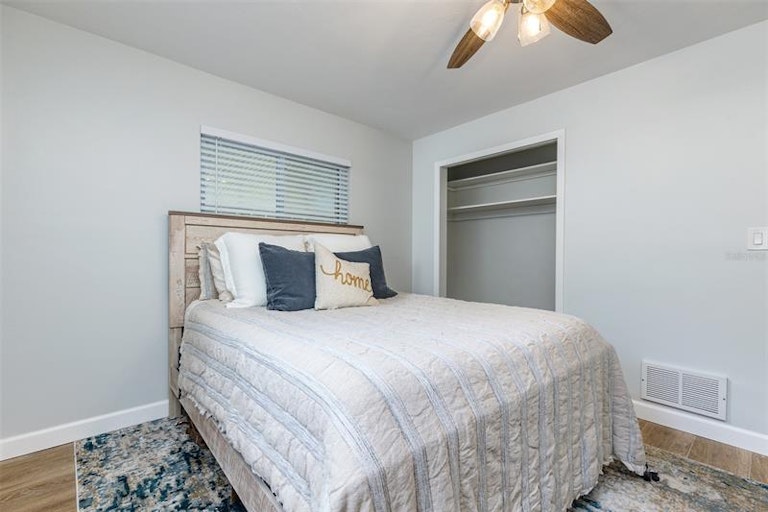 Photo 14 of 33 - 923 Phyllis Ave, Largo, FL 33771