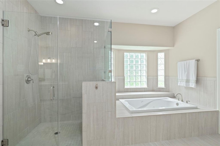 Photo 30 of 42 - 71 Champion Villa Dr, Houston, TX 77069