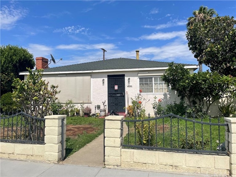 Photo 1 of 12 - 2800 Adriatic Ave, Long Beach, CA 90810