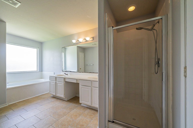 Photo 4 of 29 - 4115 Tree Mist Ct, Humble, TX 77346