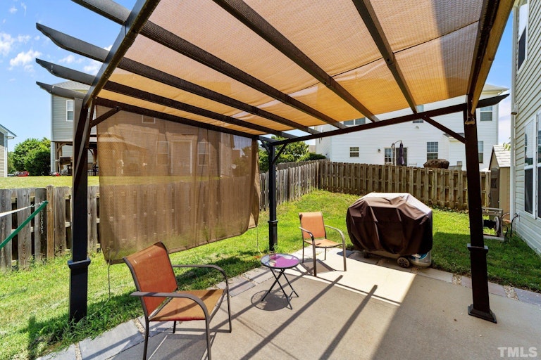 Photo 32 of 40 - 6209 Sparkling Brook Dr, Raleigh, NC 27616