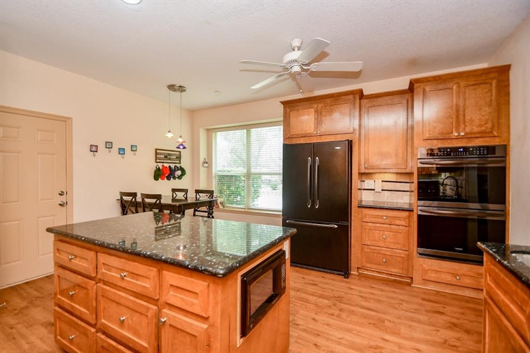 Photo 11 of 34 - 7702 Flax Dr, Houston, TX 77071