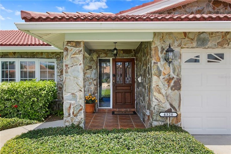 Photo 3 of 52 - 4328 40th St S, Saint Petersburg, FL 33711