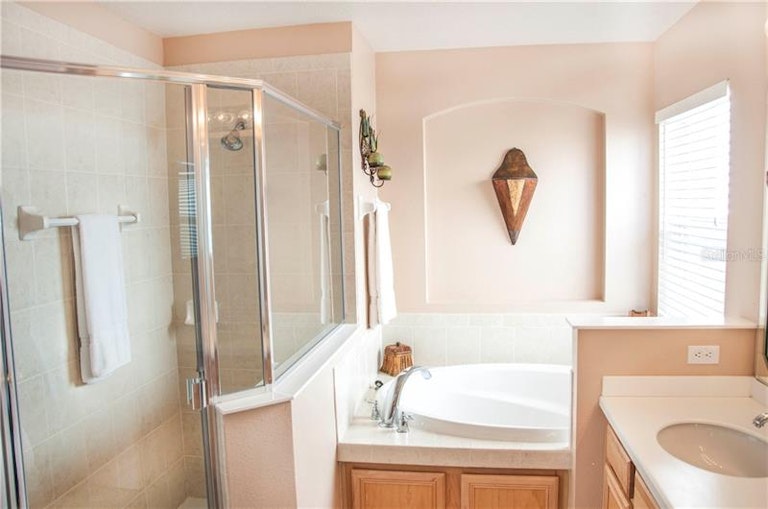 Photo 13 of 19 - 301 Henley Cir, Davenport, FL 33896