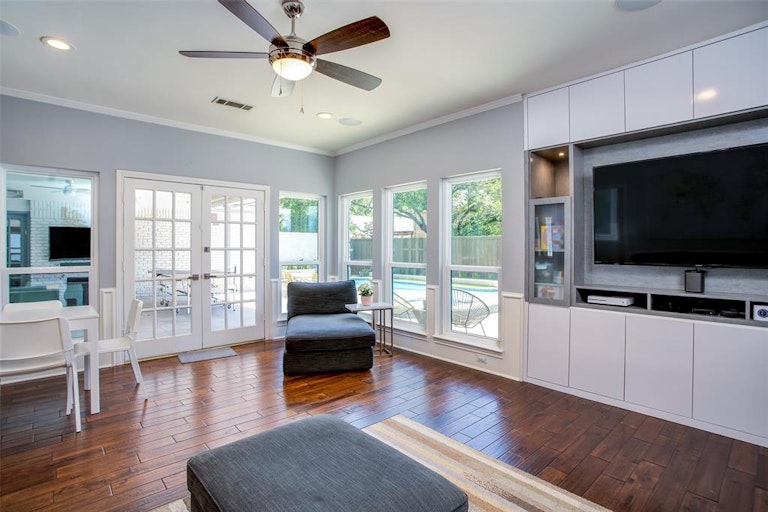 Photo 14 of 27 - 6015 Twin Coves St, Dallas, TX 75248
