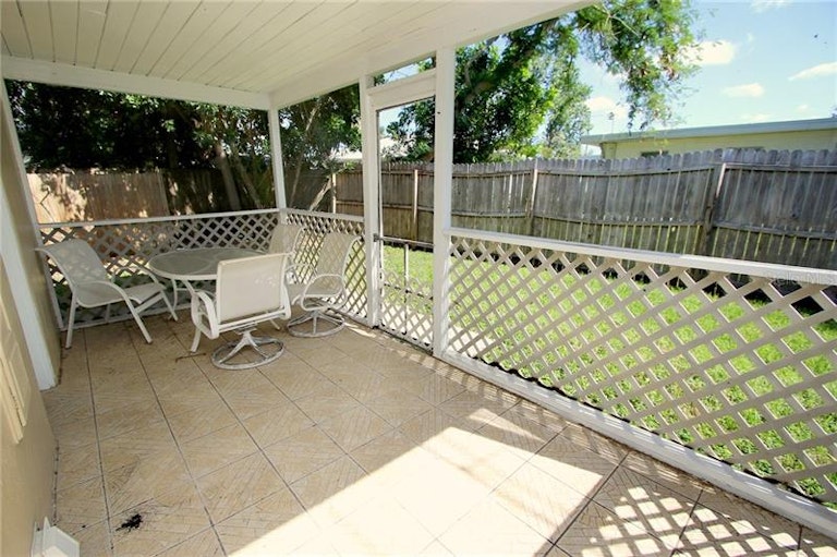 Photo 17 of 25 - 39 160th Ct, Redington Beach, FL 33708