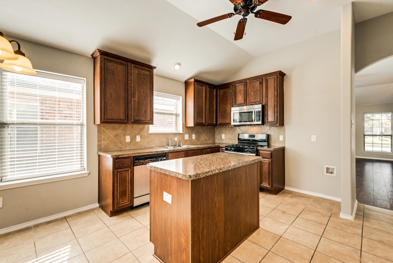 Photo 8 of 27 - 8508 Minturn Dr, Fort Worth, TX 76131