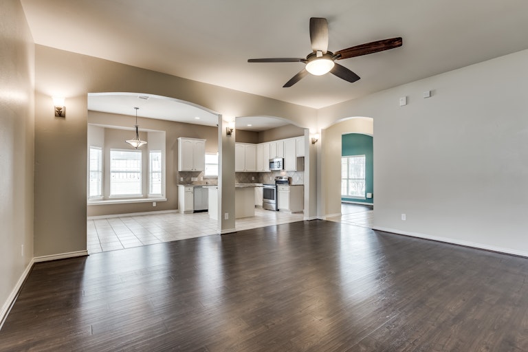 Photo 12 of 24 - 1226 Long Leaf Dr, Savannah, TX 76227