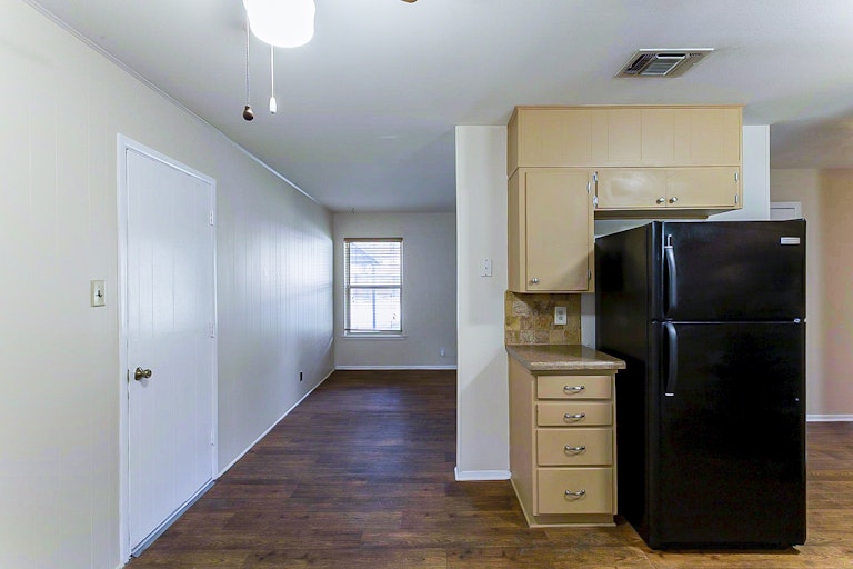 Photo 9 of 18 - 4614 Stoneleigh Dr, San Antonio, TX 78220