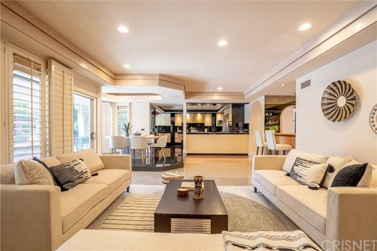 Photo 17 of 72 - 10214 Candleberry Ln, Northridge, CA 91324