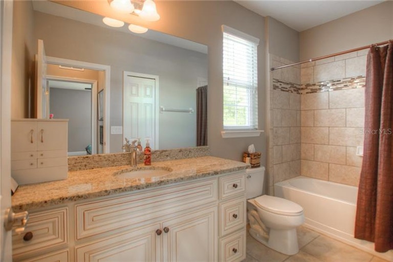 Photo 21 of 25 - 541 Westchester Hills Ln, Valrico, FL 33594