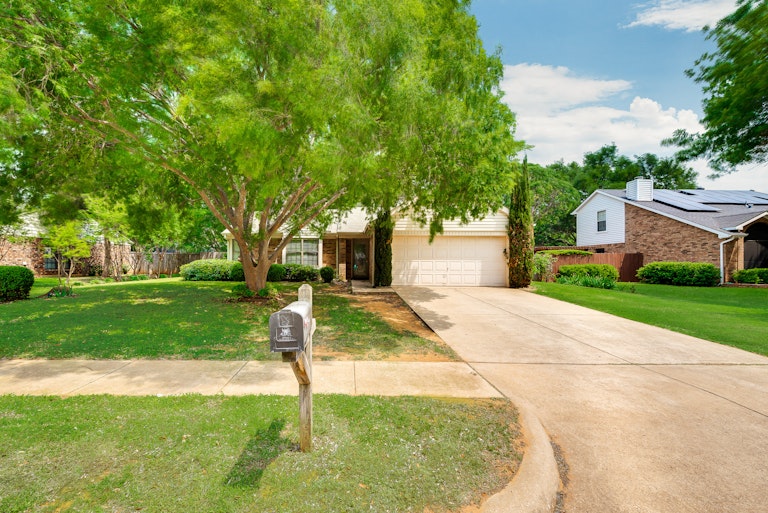 Photo 1 of 25 - 2705 Fountainview Dr, Corinth, TX 76210