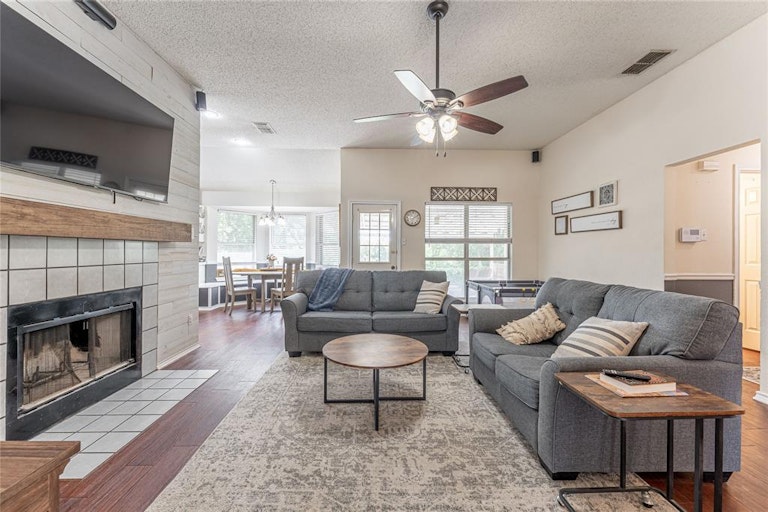 Photo 5 of 33 - 1025 Boardwalk St, Midlothian, TX 76065
