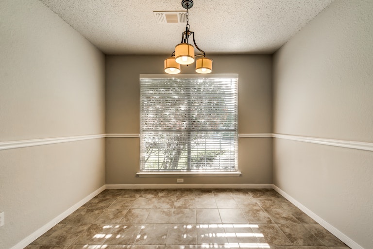 Photo 4 of 28 - 2039 Angelica Way, Dallas, TX 75217