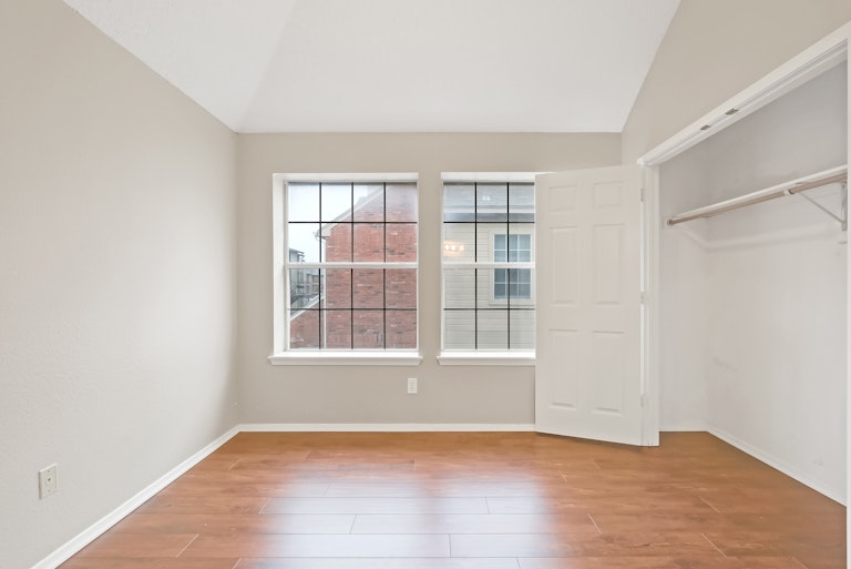Photo 15 of 24 - 2504 Pinegrove Cir, Arlington, TX 76006