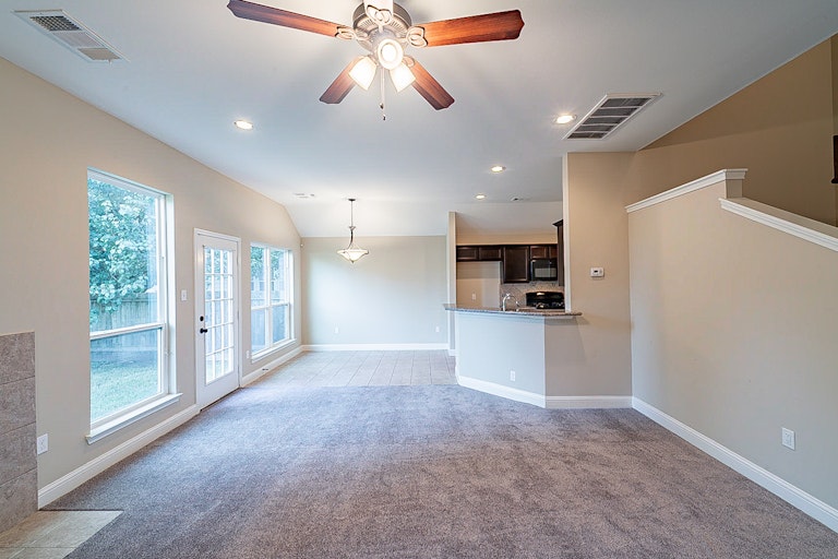 Photo 14 of 32 - 901 Grenshaw St, Houston, TX 77088