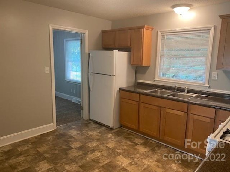 Photo 5 of 23 - 933 Clanton Rd, Charlotte, NC 28217