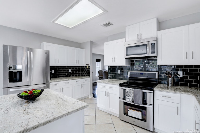 Photo 1 of 30 - 7107 Valewood Vw, San Antonio, TX 78240