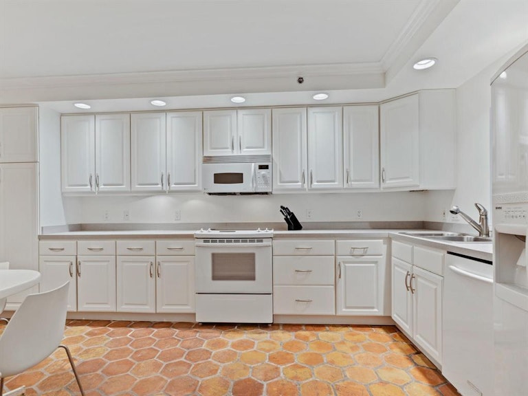 Photo 13 of 39 - 1485 Gulf Of Mexico Dr #103, Longboat Key, FL 34228