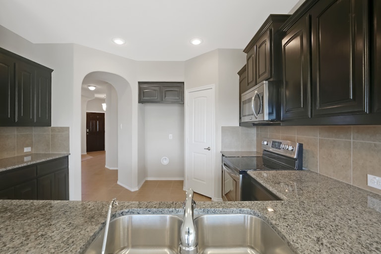 Photo 7 of 26 - 6928 Cloudcroft Ln, Fort Worth, TX 76131