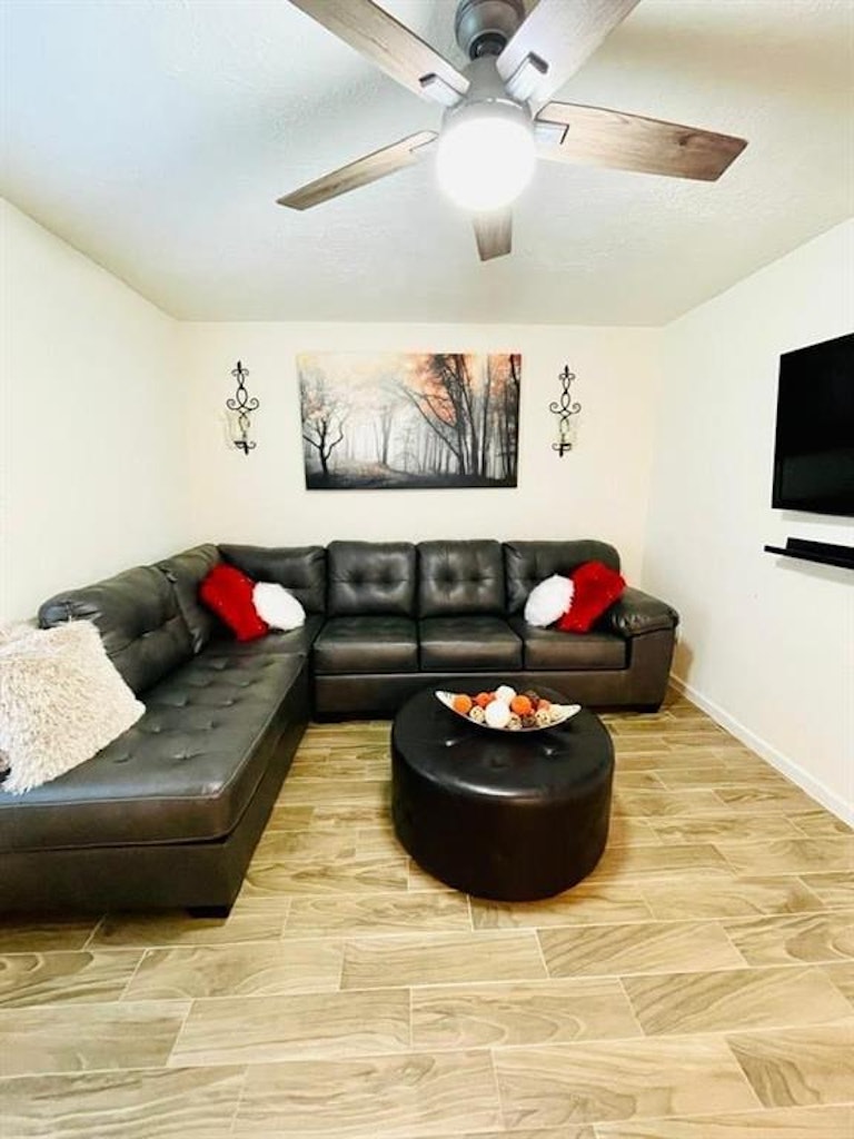 Photo 4 of 11 - 12133 Sharpview Dr, Houston, TX 77072