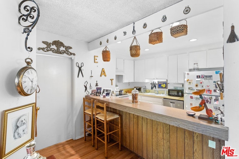 Photo 11 of 38 - 1250 S Beverly Glen Blvd #208, Los Angeles, CA 90024