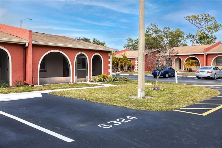Photo 2 of 12 - 6324 Bonnie Bay Cir N, Pinellas Park, FL 33781