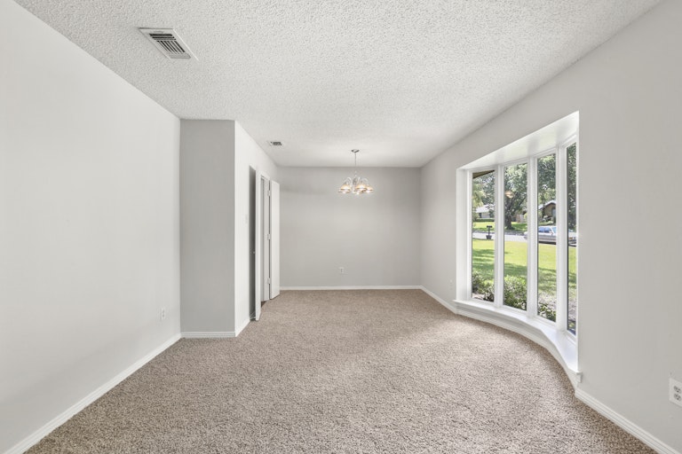 Photo 10 of 26 - 142 Bailey Dr, Desoto, TX 75115