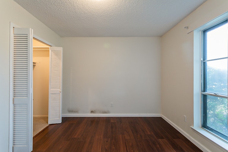 Photo 16 of 23 - 607 Dogwood Cir, Euless, TX 76039