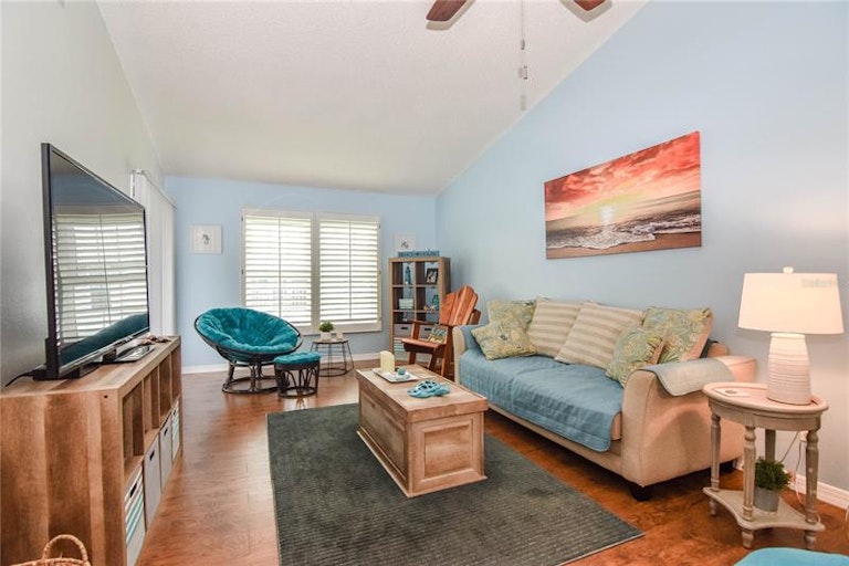 Photo 5 of 29 - 252 Sea Mist Dr, Treasure Island, FL 33706