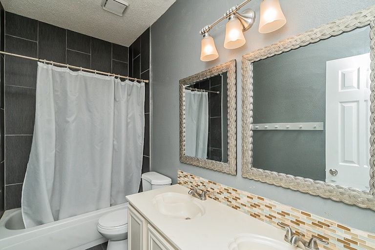 Photo 16 of 47 - 1309 Woodthorpe Dr, Mesquite, TX 75181