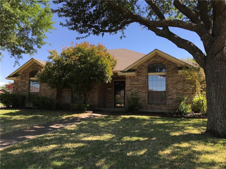 Photo 5 of 30 - 516 Tealridge Ln, Desoto, TX 75115