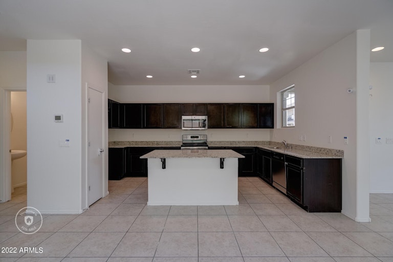 Photo 4 of 26 - 2338 N 73rd Ln, Phoenix, AZ 85035