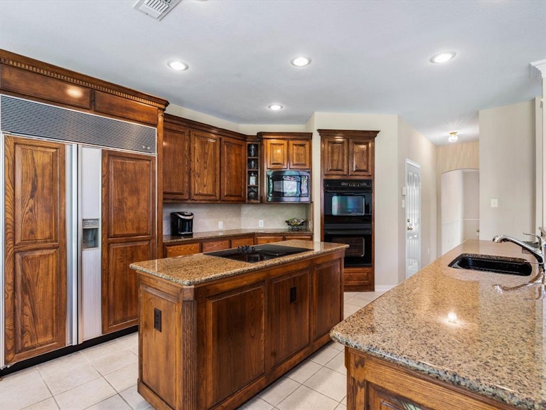 Photo 12 of 40 - 6916 Canyon Springs Rd, Fort Worth, TX 76132