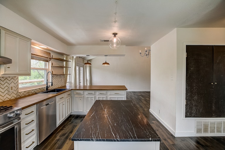 Photo 28 of 50 - 8103 Shiloh Ct, Austin, TX 78745