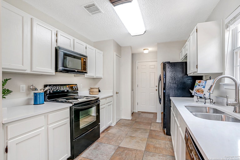 Photo 17 of 35 - 7418 Windbridge, San Antonio, TX 78250