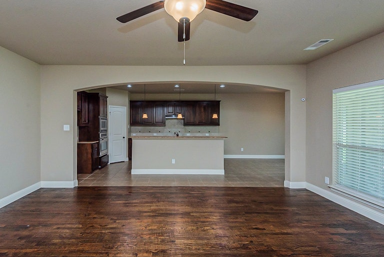 Photo 14 of 38 - 926 Safrano St, Midlothian, TX 76065